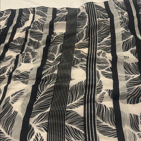 Talbots Black & White Leaf Pattern Oversized Scarf 70X52” fray hem Cotton Blend - Picture 12 of 12